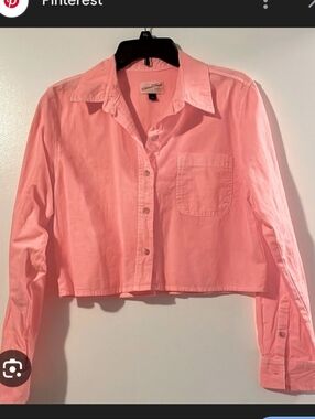 Universal Thread women's coral long-sleeve button-down cropped shirt.